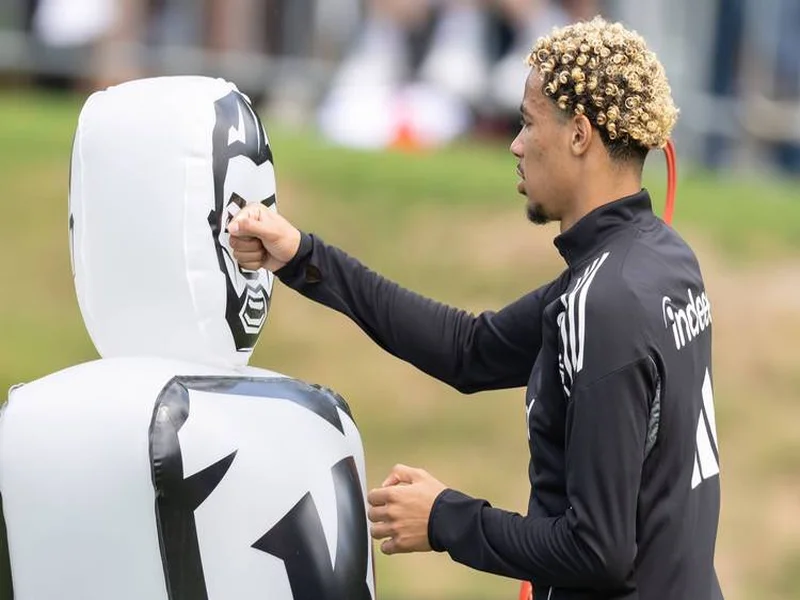 电讯报：纽卡有意引进小将斯密特，该球员非常乐意在一月加盟